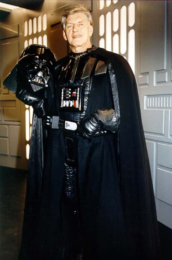 david-prowse-on-the-set-of-star-wars